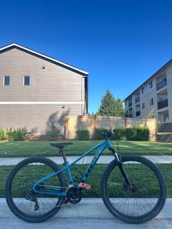 Trek Marlin 5 XS Mountain Bike – 27.5”, Hydraulic Disc Brakes