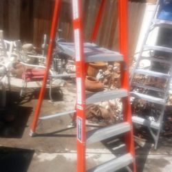 Four Ft Heavy Duty Fiberglass Platform Ladder 