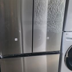 Samsung

Custom-designed, standard-depth, 30-cubic-foot smart French door refrigerator in stainless steel with automatic water dispenser.