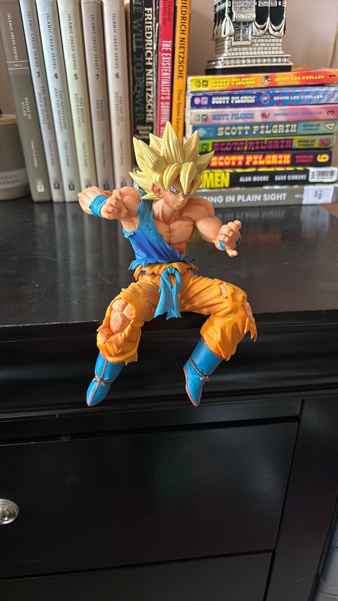 Super Sayain Goku figurine