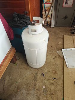 30 lb propane bottles (Full) 2018 test date