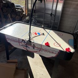 Air hockey table