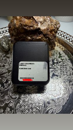 Esmeralda colombiana 1.32 CT  6.3x8.3 mm