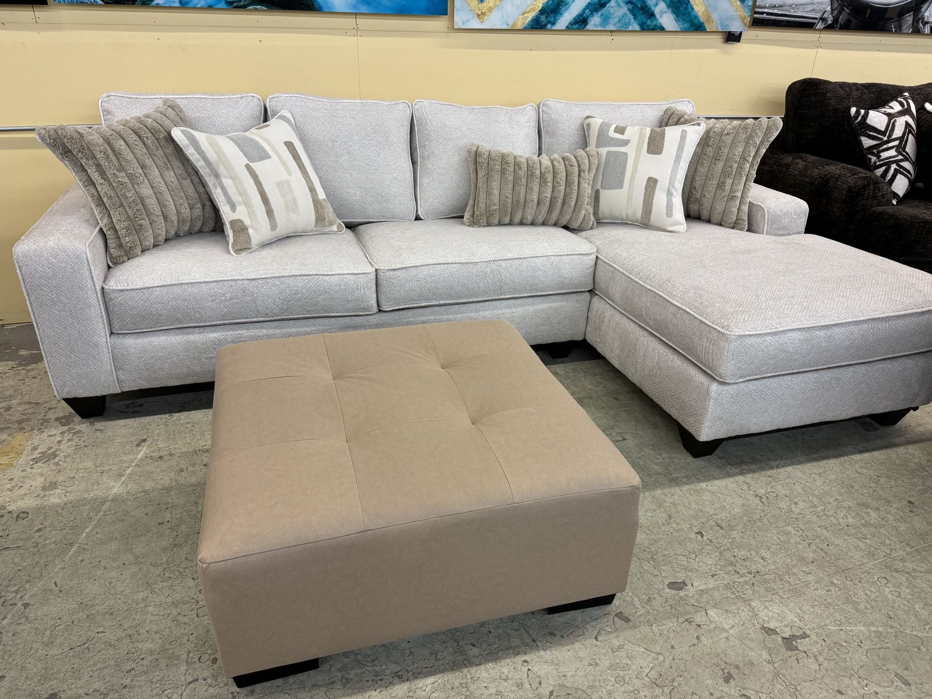 Stylish Comfy Sectional W/pillows!