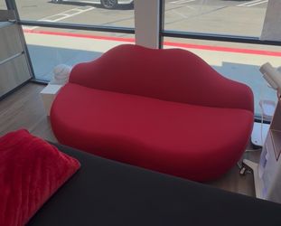 Red lips sofa