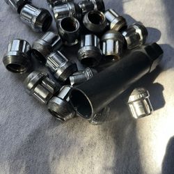 Gorillas Wheel Nut Look, Comes With Key . 1/2