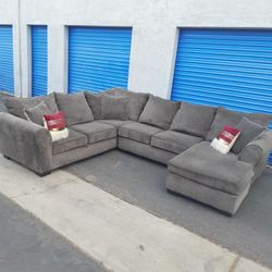 Modern sectional couch gray, very nice