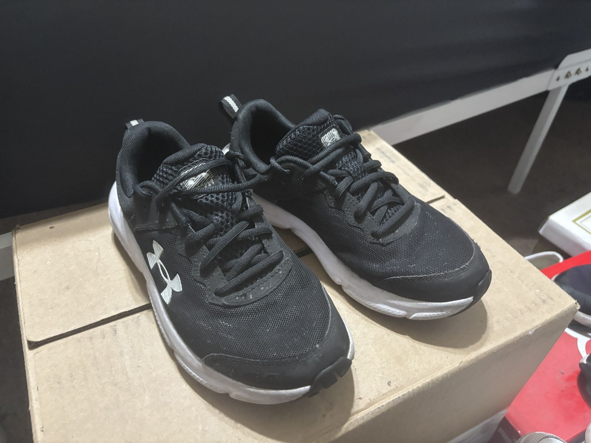 UNDER ARMOUR  Size 7 Youth