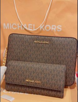 Brand New!!! 💯 Authentic!!!! Michael Kors Crossbody Purse With A Matching Trifold  Wallet