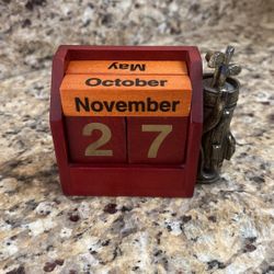 Wooden Mini Desk Calendar With A Golf Bag 