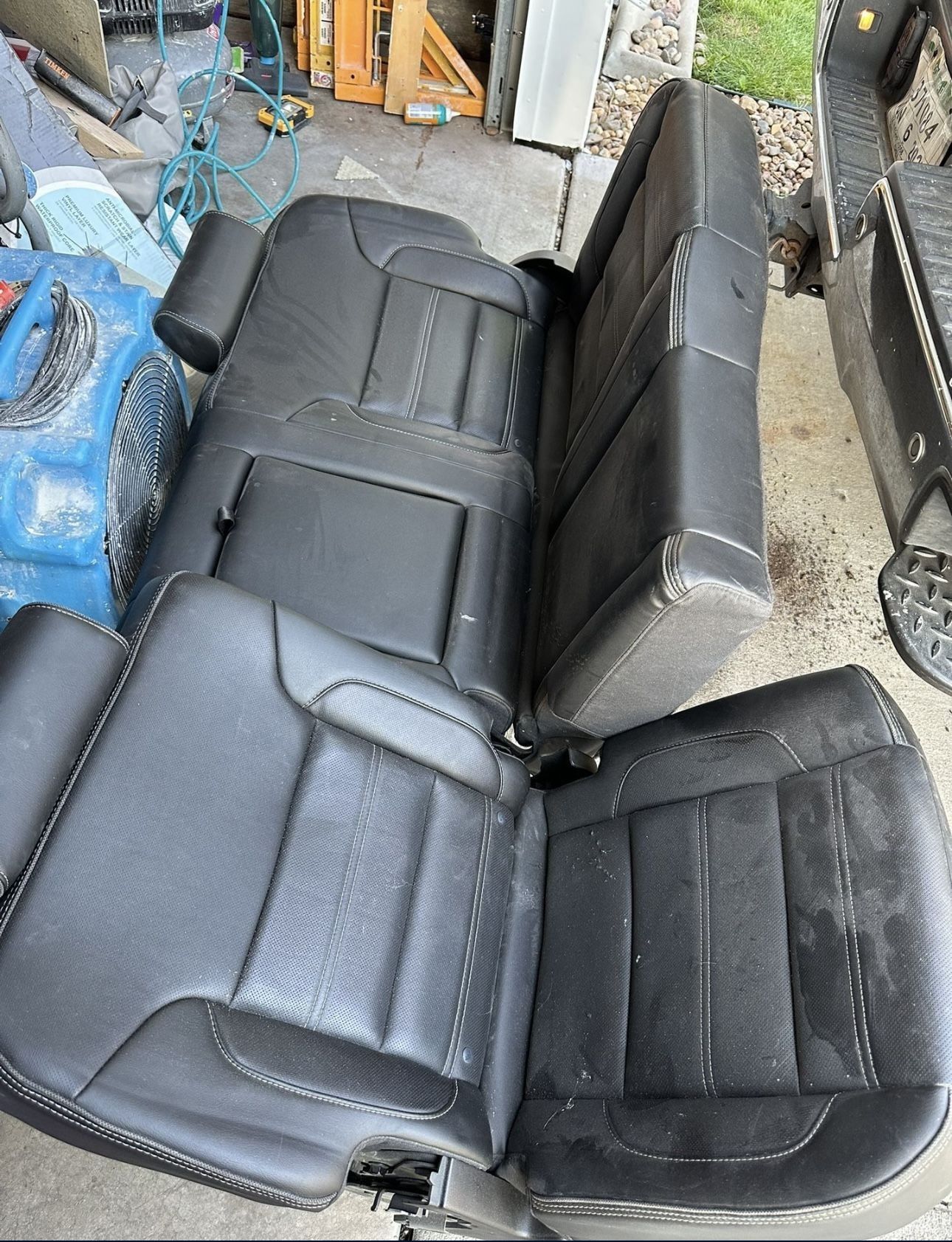 Asientos Traseros/ Rear Seats (Leather/Piel)