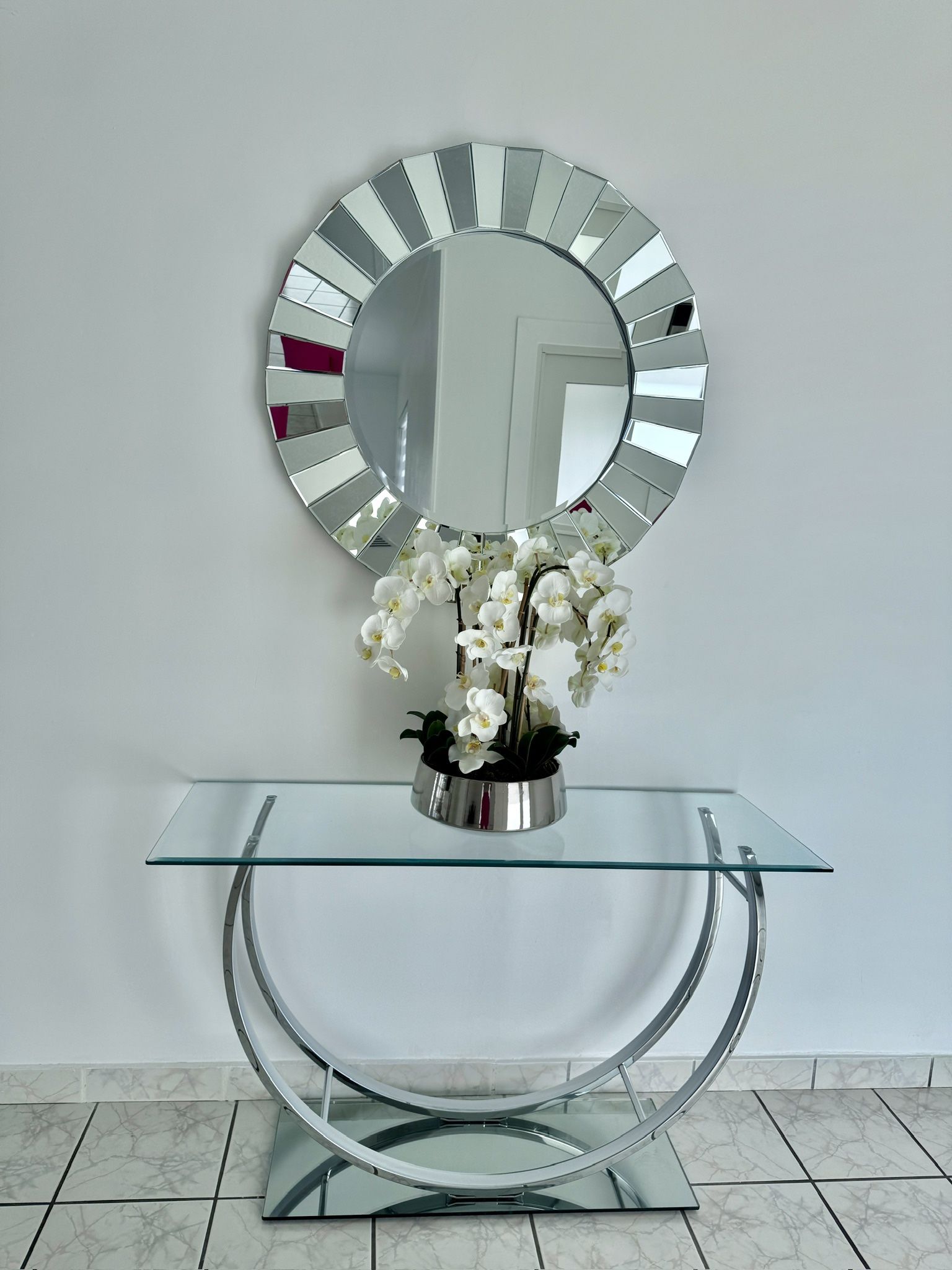 Console table mirror and decorative vase included. El Dorado furniture