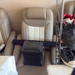 4 Leather tv Seats 
