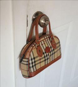Pran Mode Collection hand bag, Zipper, 
10.7" x 6.65" x 3.5" Used once - Like New
