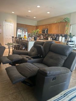 Gray Dual Reclining Loveseat with Center Console – Excellent Condition