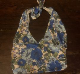 Ladies Medium Caught To The Wind Halter Crop Top