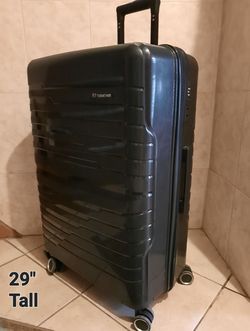 Large 29" Hardshell Spinner Luggage.
Front Right Wheel Base Is Cracked (Not The Luggage Just The Wheel Base) But Rolls Fine