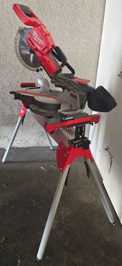 Miter saw Milwaukee