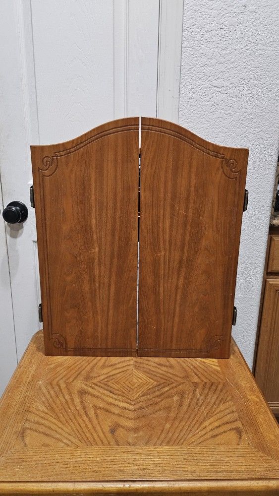 VINTAGE DART BOARD AND DARTS BRAND NEW