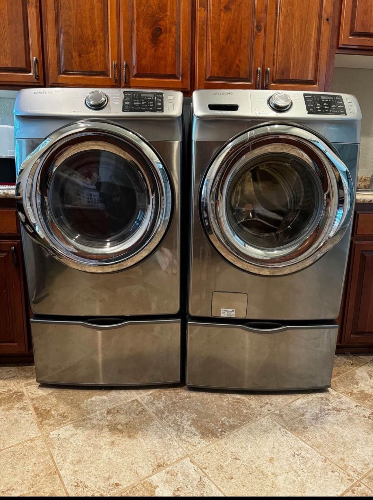 Washer and dryer +2 pedestals