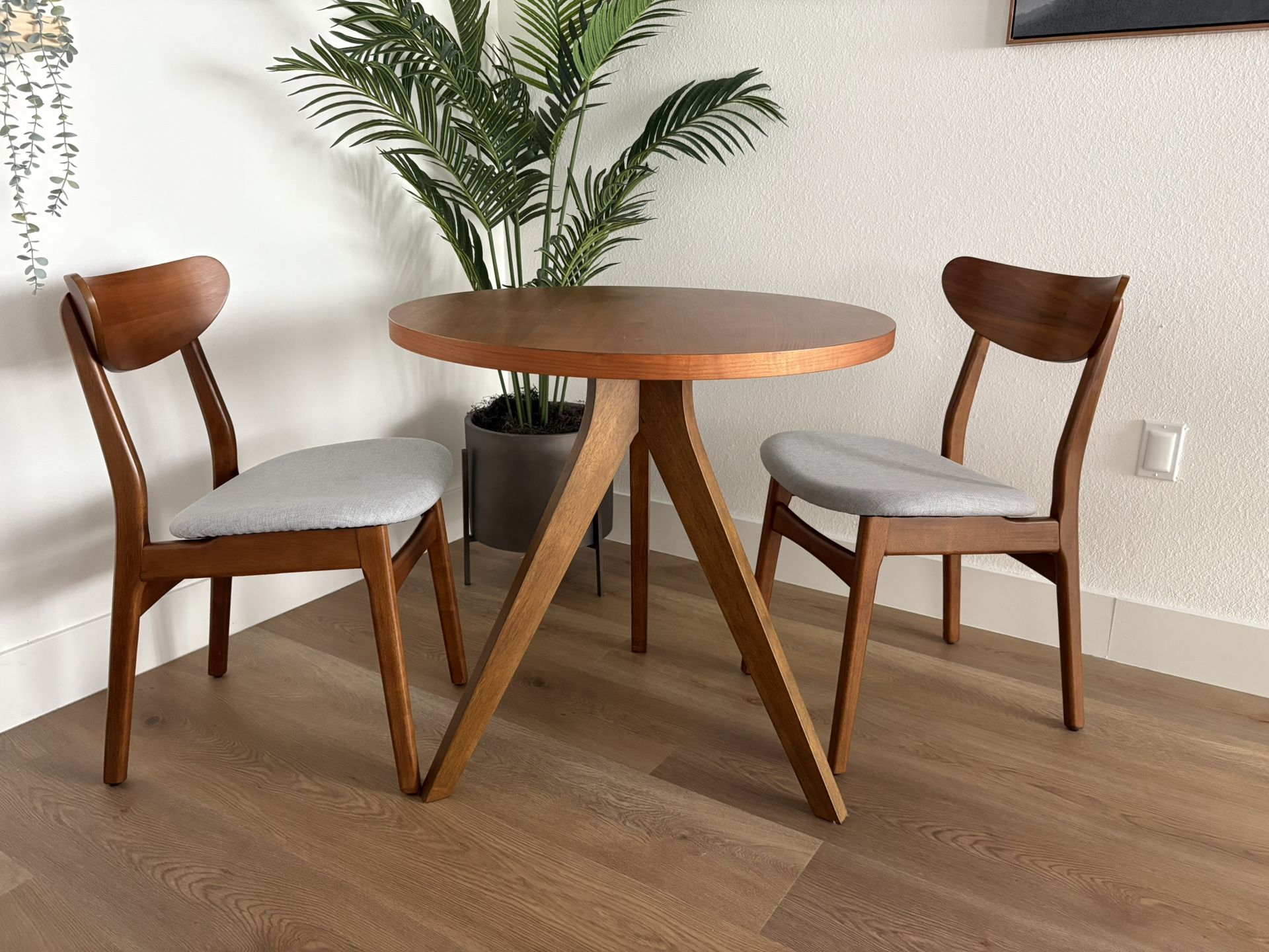 Tripod Dining Table (30") - Walnut