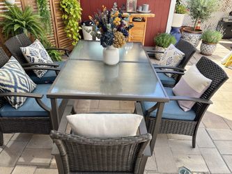 Patio table and 6 chairs good condition