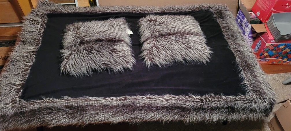 Blanket/Throw with Pillows