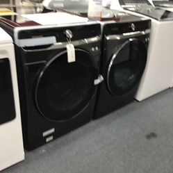 New Scratch And Dent Samsung Front Load Washer And Dryer Set. 1 year Warranty 