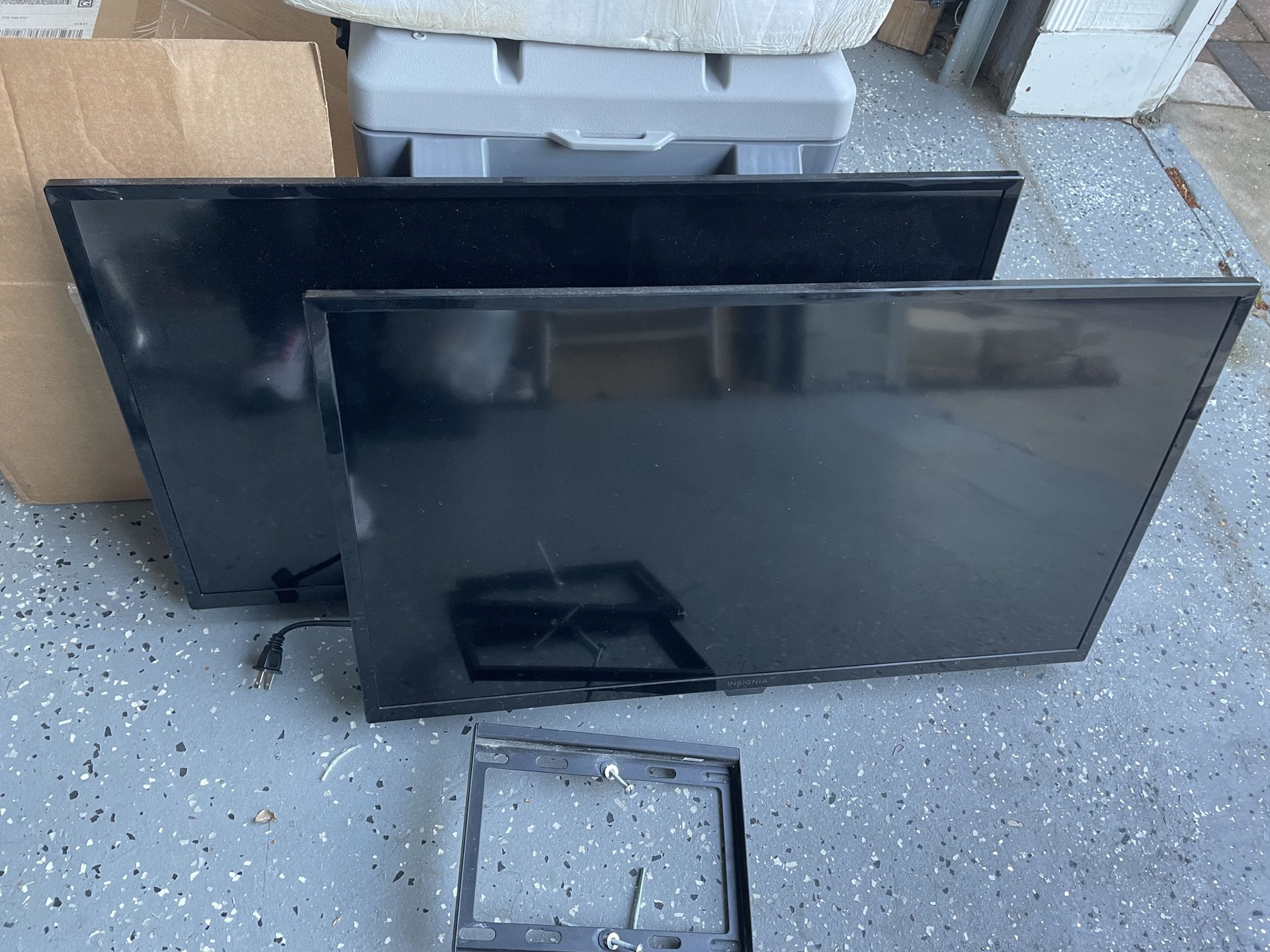 32” Insignia TV’s With Wall Mouting Hardwares Ready