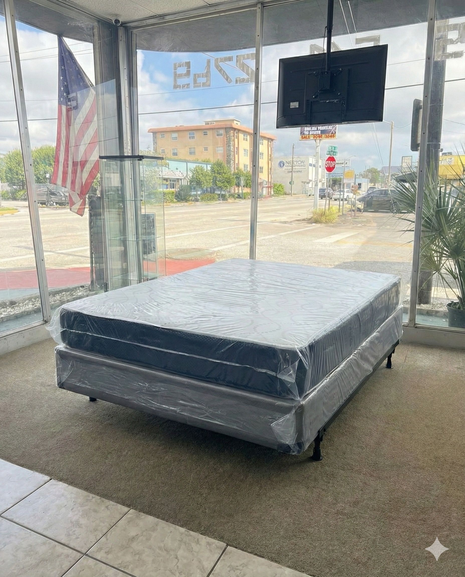 Mattress and Box Spring Queen Size / Colchon y Caja de Madera Tamano Queen