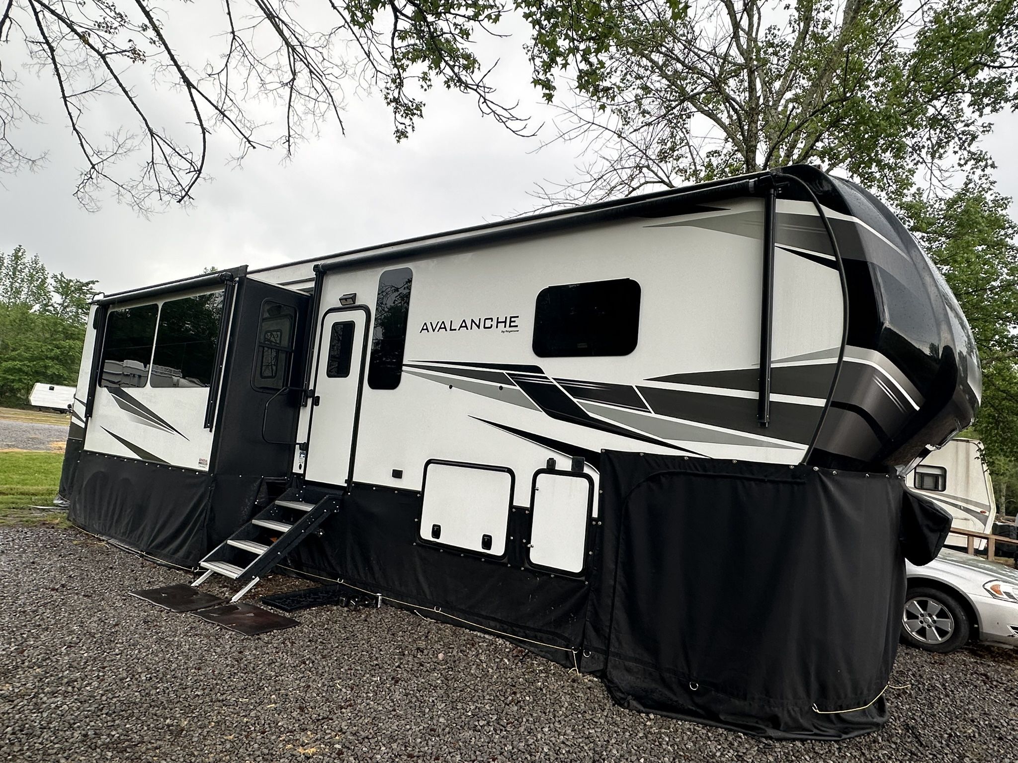 RV Camper 5th Wheel Trailer