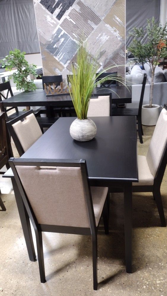Beautiful 5 PC Dining Set With Beige Cushion Chair (New)