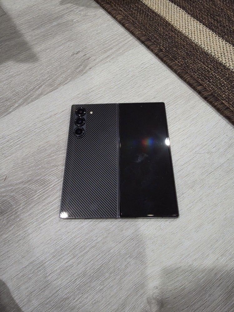 Z Fold 6 Carbon Fiber Style Special Edition. With S-pen