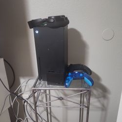 Xbox Series X 1TB, Turtle Beach Headset, Two Controllers, Attached Charger