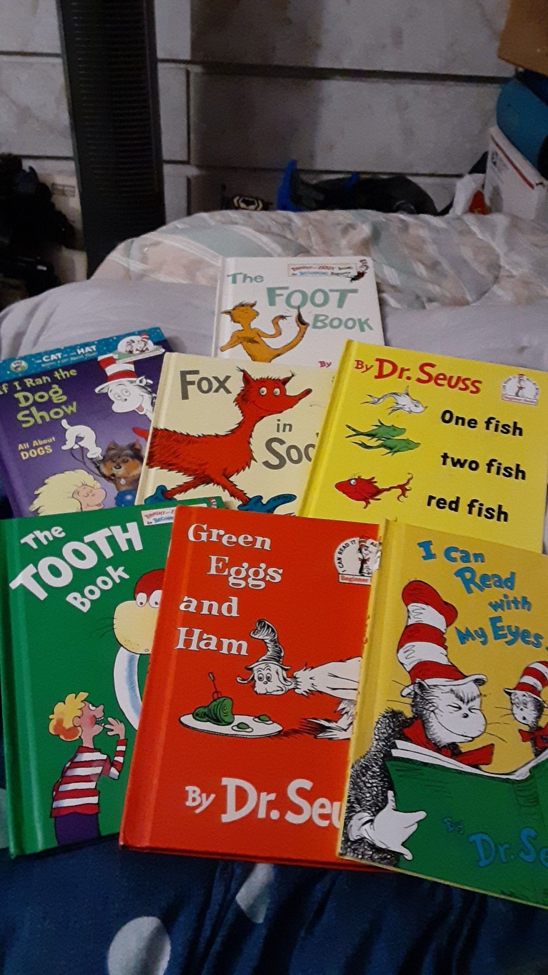 DR. SUESS BOOKS LOT OF 7 GREAT BOOKS.....