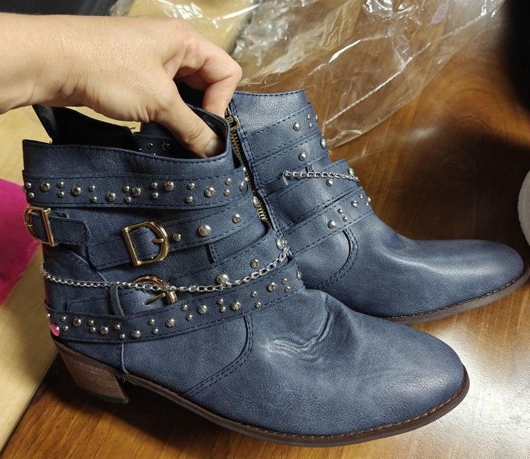 Stylish leather brand new boots, heeled, never worn