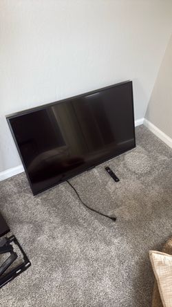 Insignia 43in TV with remote and swivel