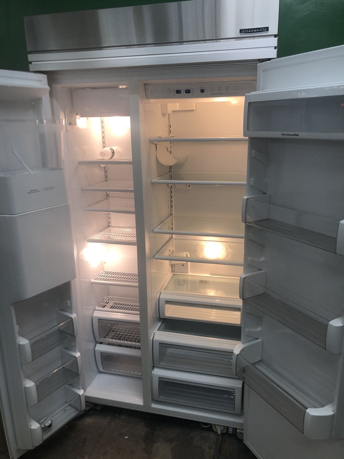 42 in wide 82 height kitchen aid frige use like new perfect working condition