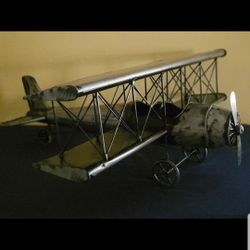 Avión de metal en buen estado 