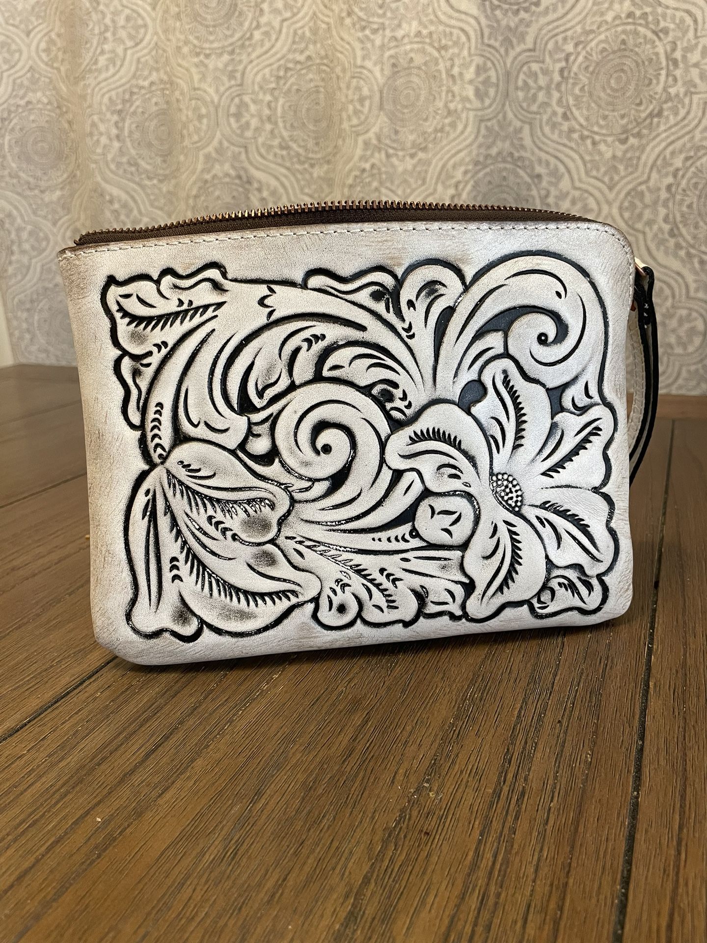 Patricia Nash CAPRI WRISTLET/CLUTCH Italian Leather Tooled Black & White