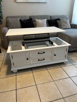 Lift top coffe table, nothing wrong, like new