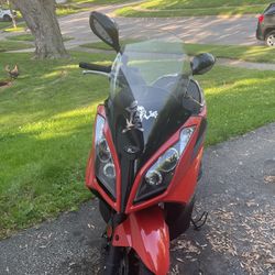 Downtown 300i Scooter 