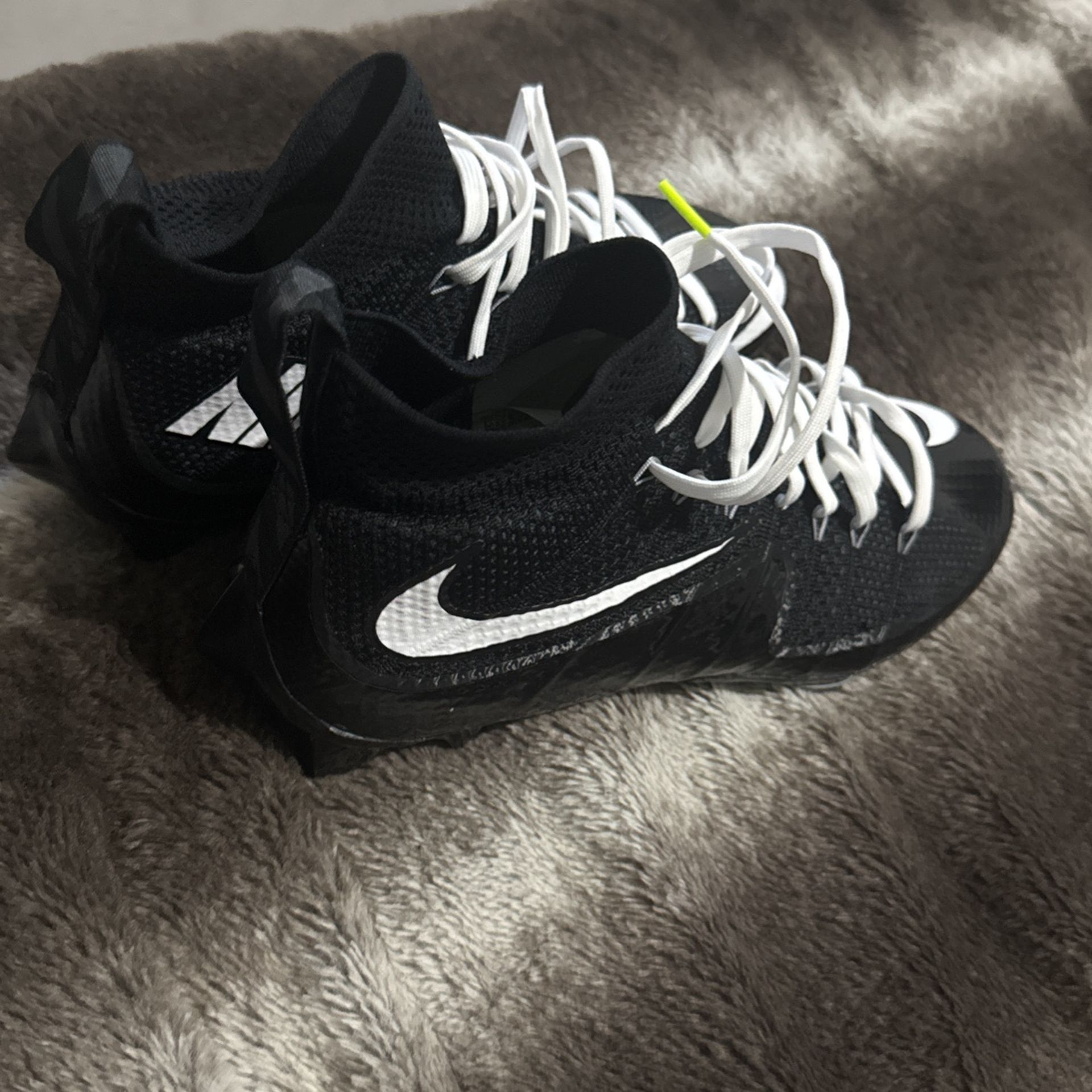 Nike Vapor Edge 360 Untouchable Mid Football Cleats