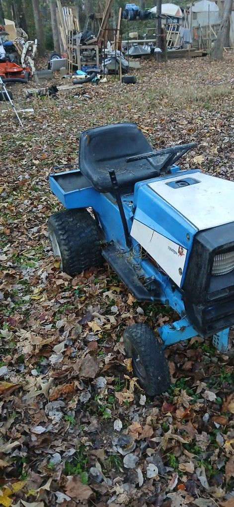 International Yard Tractor 11 Hp 400cc Briggs And Straton . Will Trade For Anything That Runs Or Cash .  Except 4 Wheeler