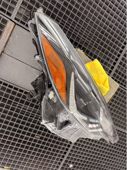 2022 - 2024 Toyota Corolla Cross - right headlight excellent condition
