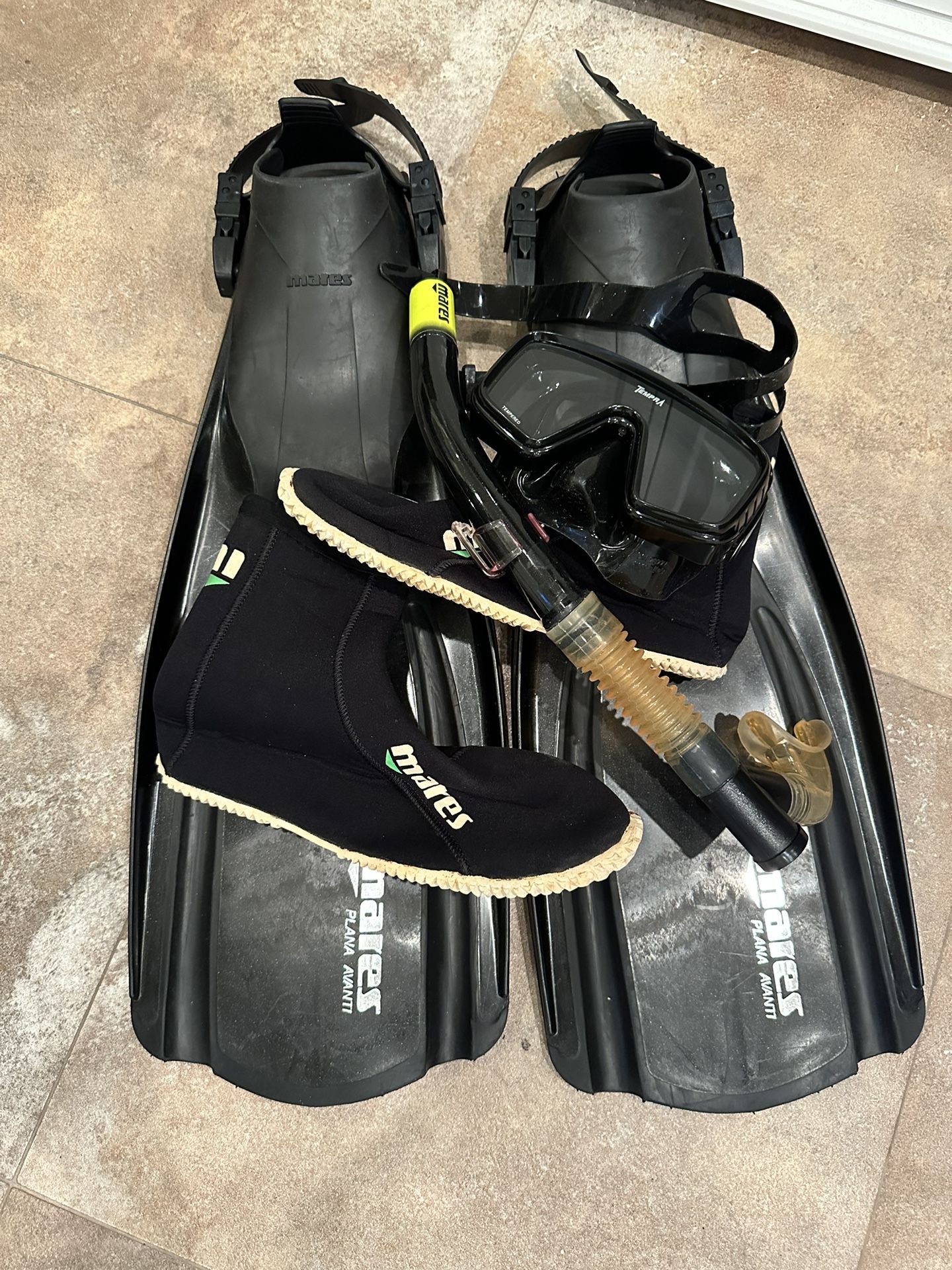 Mares Scuba Mask, Snorkel, Booties Set