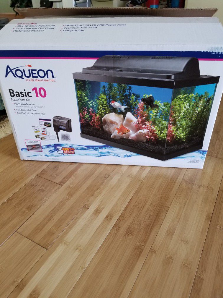 10 Gallon Fish Tank Used Only 1 Month Comes With Everything In The Pictures 
