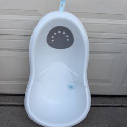 Baby tub $10 pick up only  bonanza and lamb