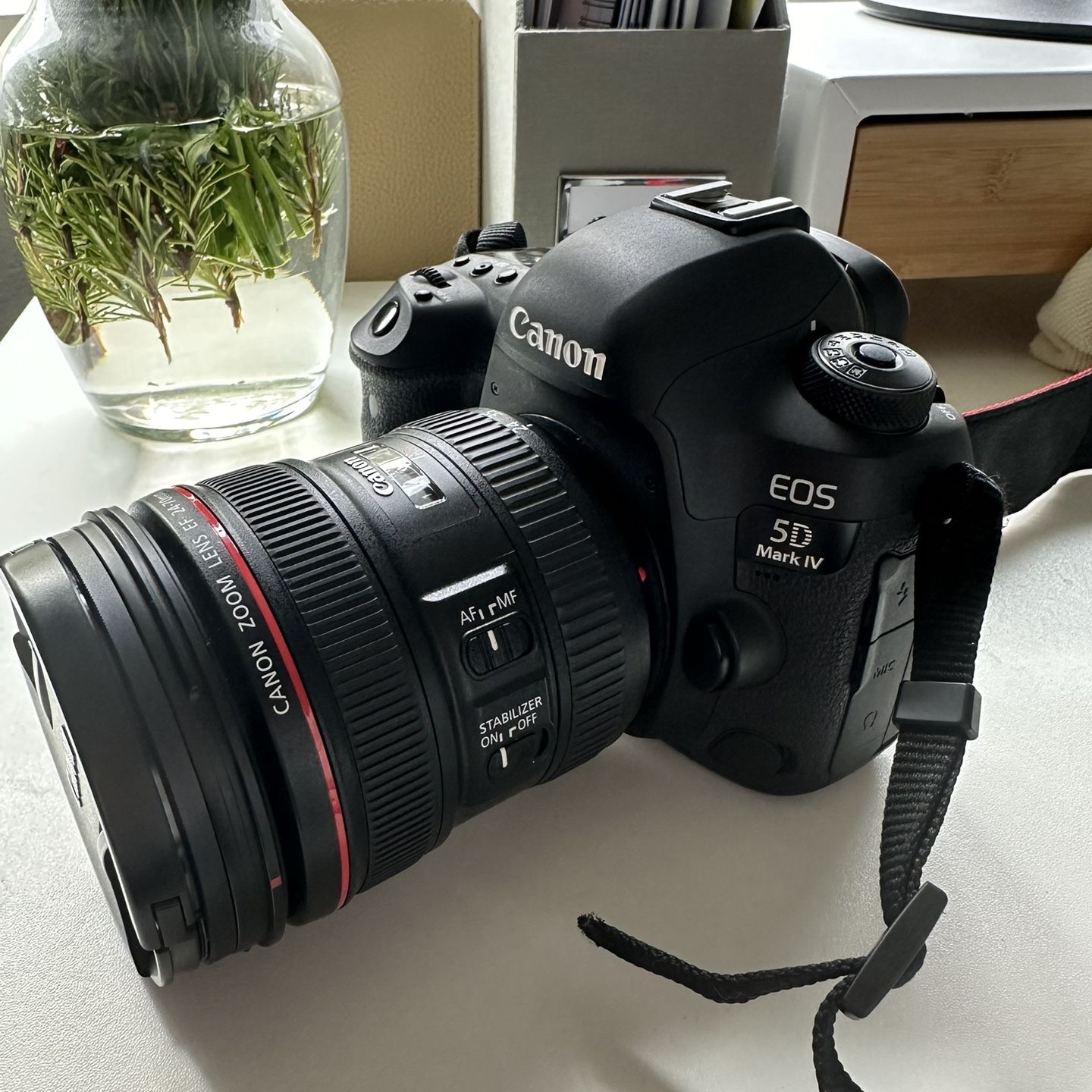 Canon EOS 5D Mark IV DSLR Camera with 24-70mm f/4L Lens for Sale 