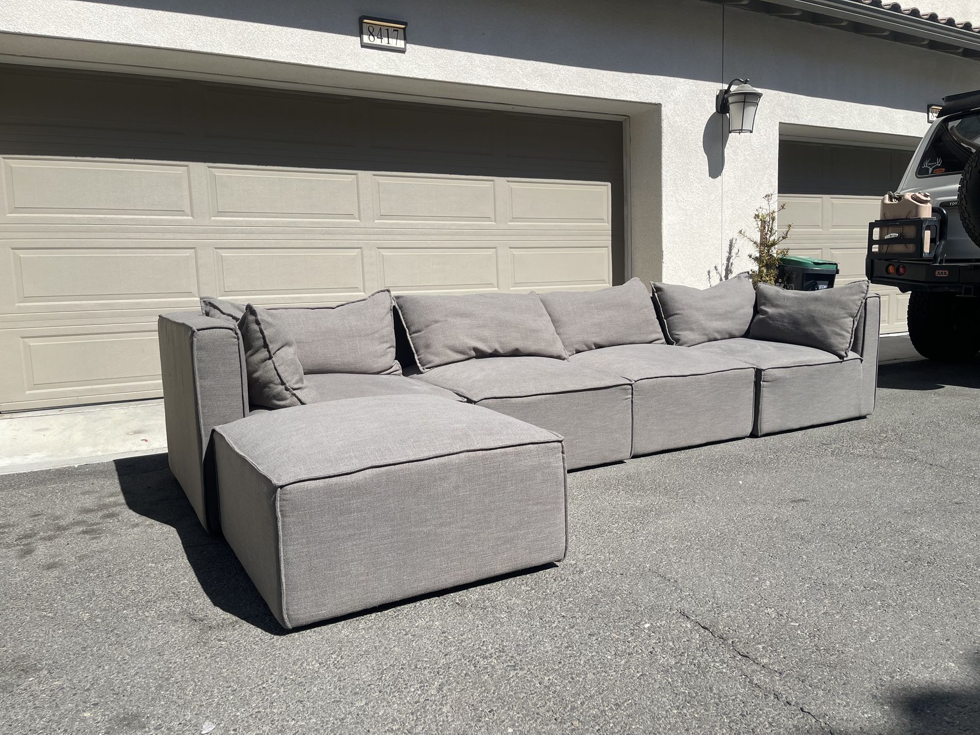 Beautiful Sectional Couch Modular Sofa In Excellent Condition - Free Delivery 🚚